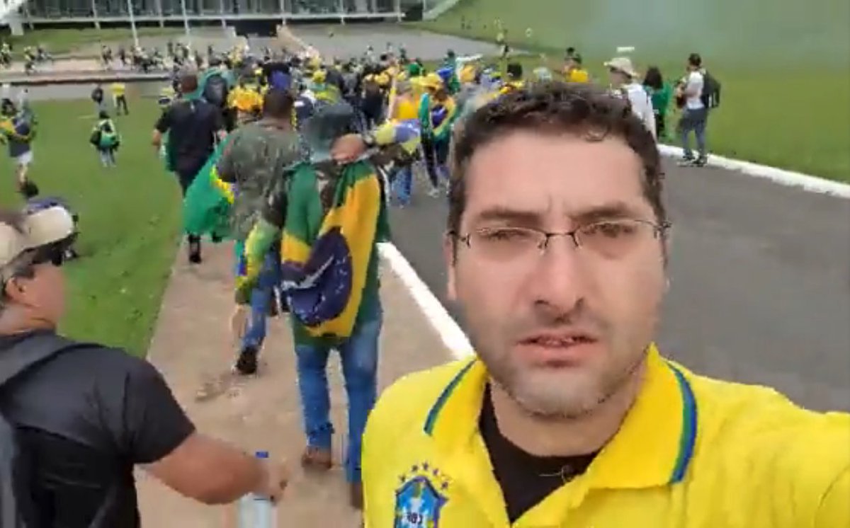 GadoDecider's tweet photo. Esse patriota é de Belo Horizonte. Mas não temos o nome. Alguém identifica? 🐮 https://t.co/gisqjPMfWi
