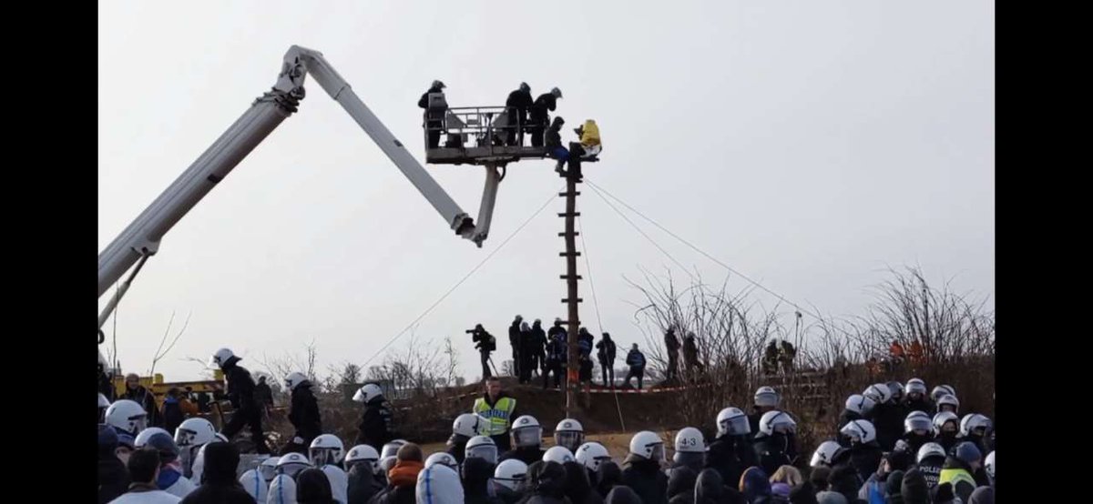 [11:25] Der erste Monopod auf der Secustraße wird geräumt 😥 An die Menschen dort oben &amp; alle anderen Aktivist*innen: Vielen Dank für euren stundenlangen Einsatz — ihr seid nicht allein! 🖤❤️