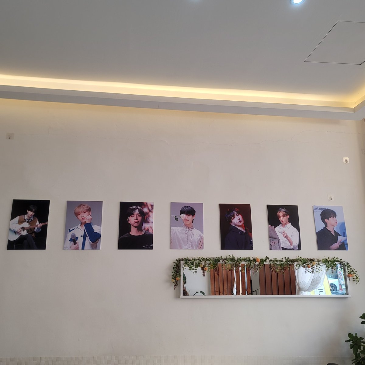 daengjwi's tweet photo. #ALL_OF_XION
까페인모아 왔다가용~~ 동주 싸인봤당☺ https://t.co/vin7fE9sgU