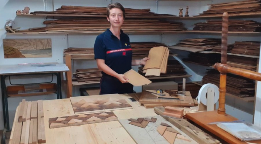 PompiersFR's tweet photo. #Portrait | Tout autant passionnée par son atelier d’ébénisterie d’art que par son engagement de sapeur-#pompier volontaire, Alexandra arrive à tout mener de front.

Comme beaucoup d’artisans / commerçants, elle fait partie du dispositif #TerroirsEngagés⬇️
https://t.co/WopsgewEhL https://t.co/Yd8QLg9GEQ