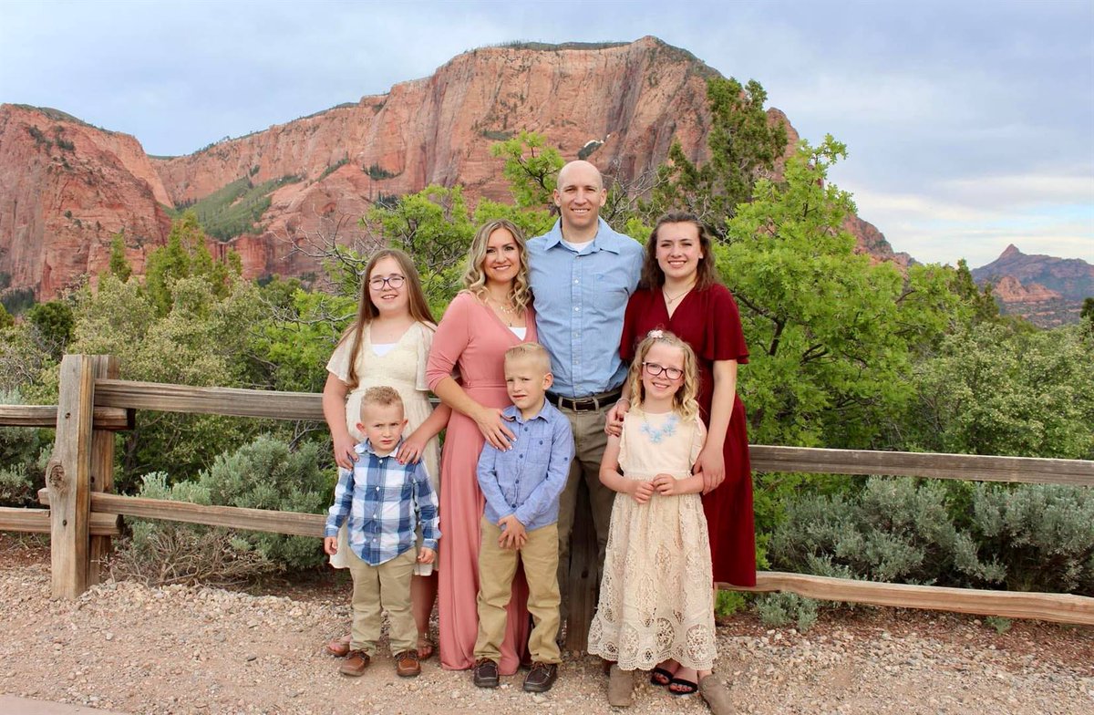 Beeld_Nuus's tweet photo. Die slagoffers van 'n gesinstragedie in Utah in die VSA waarin agt mense dood is, word Vrydag begrawe.
π https://t.co/k3VQn3dTAw || #haightfamily #Utah #UtahTragedy https://t.co/YWIWllBZ03