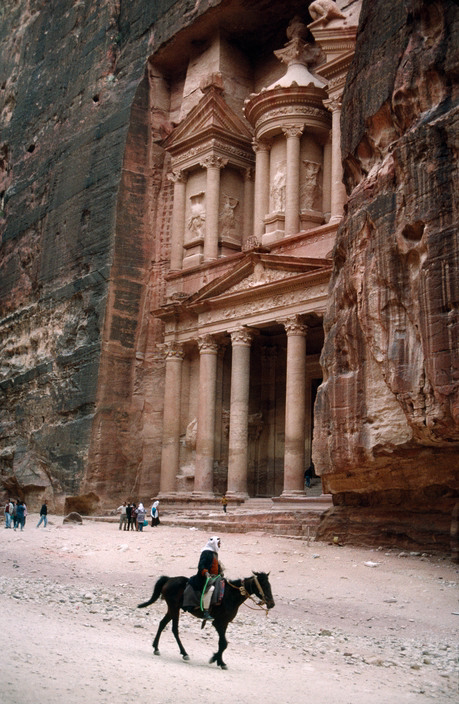 AcademiaAesthe1's tweet photo. Petra, Jordan, 1995. Photos by Harry Gruyaert. https://t.co/lSoFGNJfqD