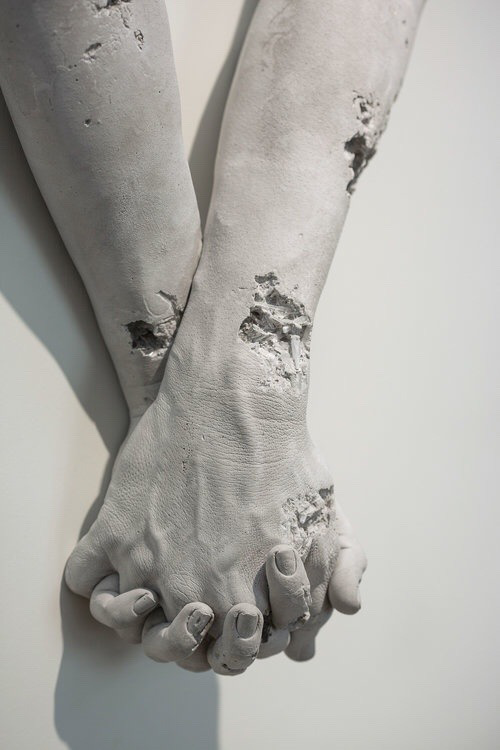AcademiaAesthe1's tweet photo. “Holding hands” by Daniel Arsham, 2015 https://t.co/obI8BUfr7z