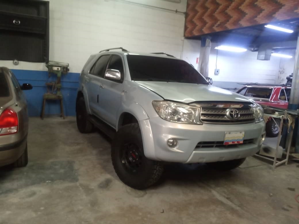 empireworldmo's tweet photo. PINTURA GENERAL Y PULITURA #Toyota Fortuner 
Sistema SMART de reparaciones / cristalizado 3M
TALLER AUTORIZADO 

@SegPiramide

@BanescoSeguros

Av. Ávila con Av. Gamboa #SanBernardino  1/2 cuadra del SAIME. (0212)5529718 #vehiculos #Caracas #pintura #Autos #vehicles https://t.co/sbNh5jB1v1