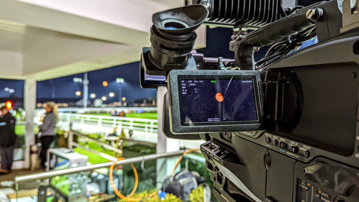 sailingcamman's tweet photo. Shot of the moon while doing some RF presenter cam back in the summer at Chelmsford!

#cameraman #camera #cameraoperator #broadcast #outsidebroadcast #sony #vislink #behindthescenes #horses #horseracing #rfcamera #litepanels #livetv https://t.co/AU4YgZMiSX