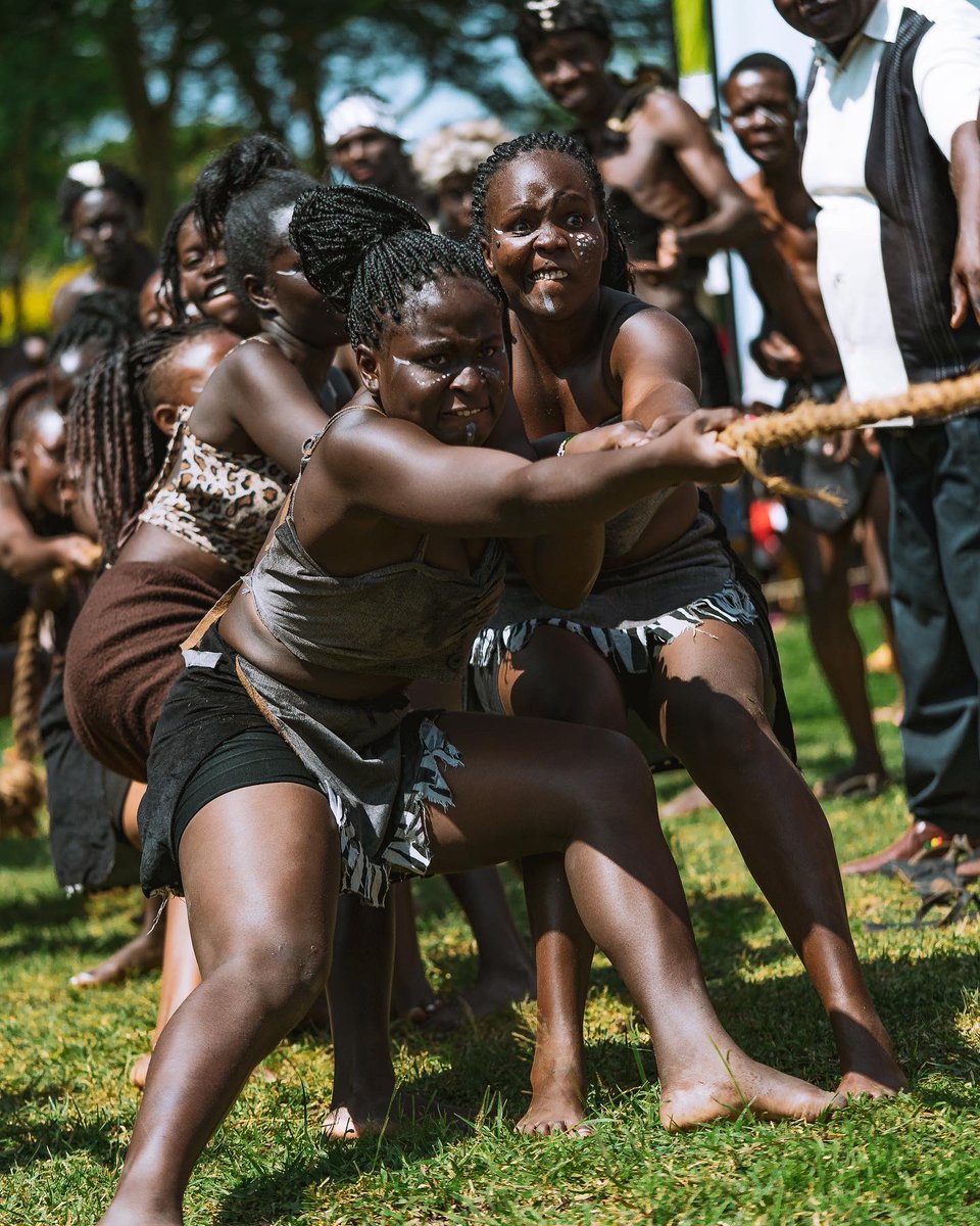 theMagunga's tweet photo. I tell you, city boys, do not mess with these @RusingaFestival women. They will embarrass your trouser π. But you think I am only talking because I have a mouth.
Just ask @__peterBraxton, @EvansDims, @AnthonyMuwasu, @Disembe and the likes.
#RusingaFestival #RusingaFest2022 https://t.co/WX607VJyVT