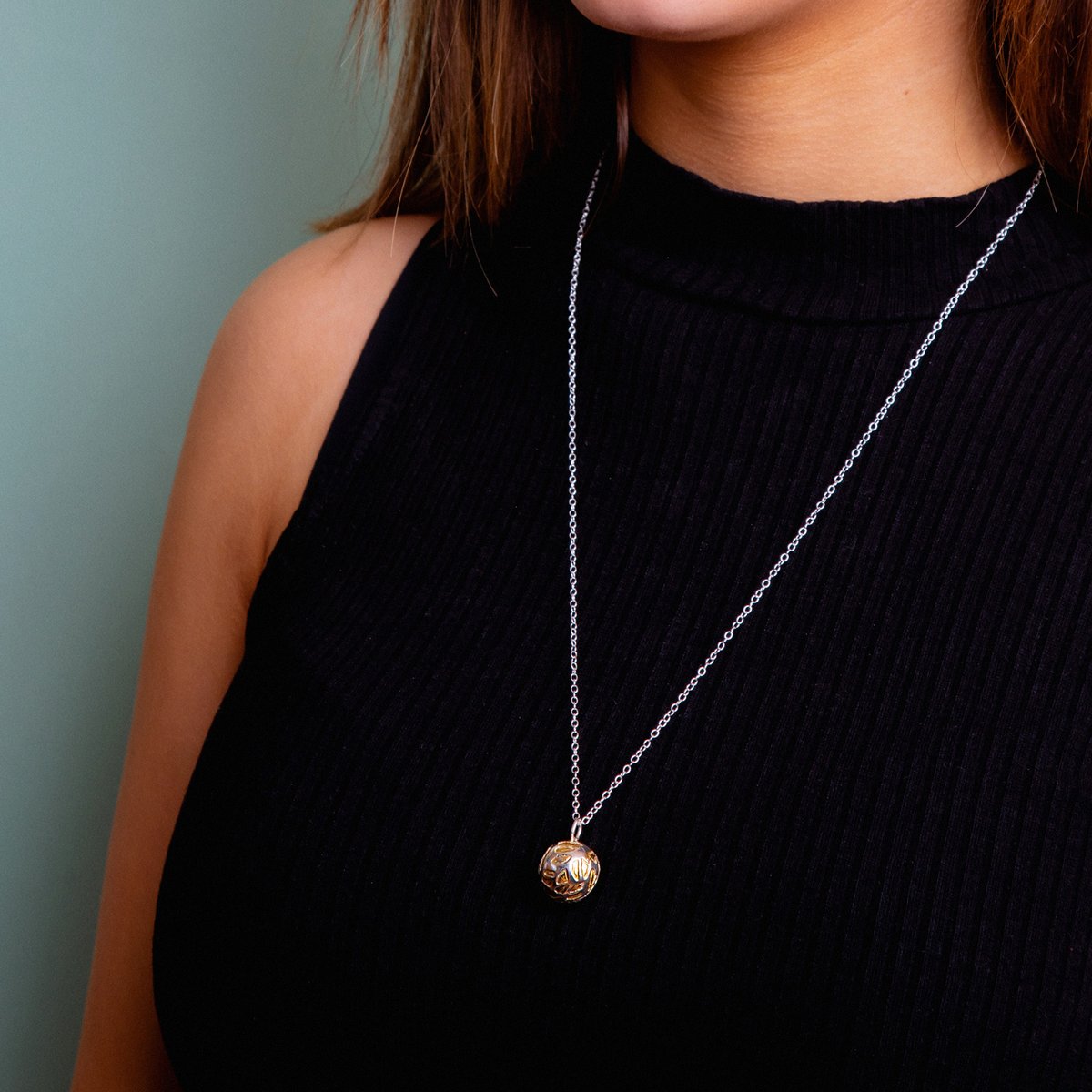 Brighten up any outfit with this handmade ball pendant etched with gold. Comes with a chain &amp; a lifetime guarantee. Only £30 in the sale ✨💍👉janeorton.com/product/handma…

#ballpendant #ethicallymadejewellery #derbyshirejewellerystore #handmadejewellery #derbyshirejewellery