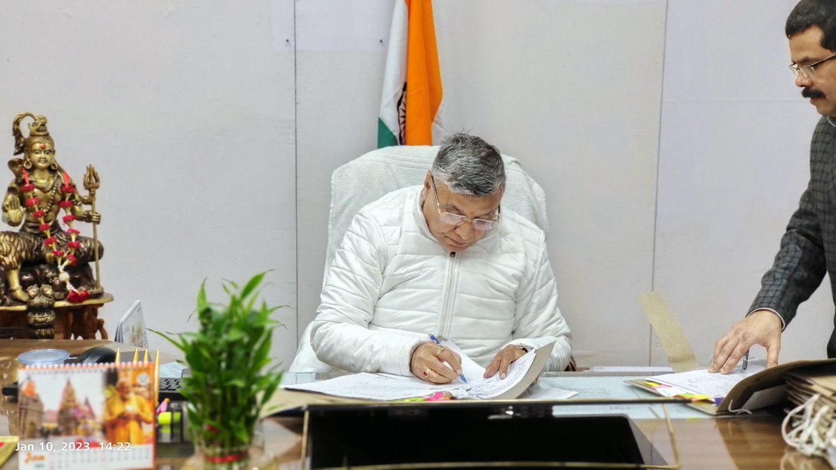 dharmindia51's tweet photo. आज विधानसभा नवीन भवन स्थित अपने कार्यालय पर विभागीय फाइलों का निस्तारण करते हुए।
#NarendraModi 
#AmitShah 
#JPNadda
#MYogiAdityanath #SunilBansal
#Dharampalsingh
#BhupendraSingh 
#PMO_INDIA
#BJP4UP #BJP4IND
#UPgovt
#karagar 
#homgards https://t.co/Ddu2nHQGSJ