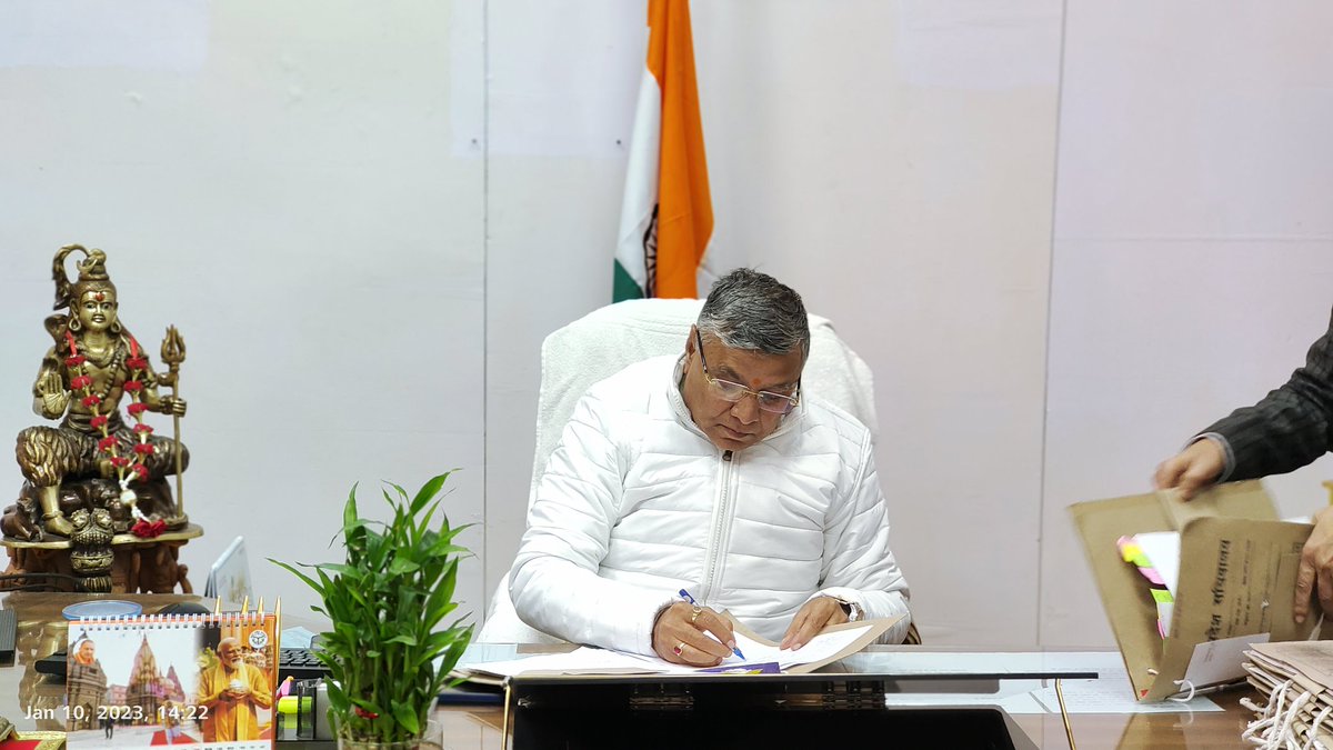 dharmindia51's tweet photo. आज विधानसभा नवीन भवन स्थित अपने कार्यालय पर विभागीय फाइलों का निस्तारण करते हुए।
#NarendraModi 
#AmitShah 
#JPNadda
#MYogiAdityanath #SunilBansal
#Dharampalsingh
#BhupendraSingh 
#PMO_INDIA
#BJP4UP #BJP4IND
#UPgovt
#karagar 
#homgards https://t.co/Ddu2nHQGSJ
