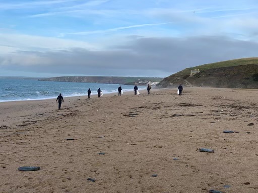 Twelve <a href="/RoyalNavy/">Royal Navy</a> trainee helicopter aircrew from #824NAS were out picking up litter and rubbish from Loe Bar beach near Culdrose #Cornwall on Friday in a Surfers Against Sewage beach clean - part of a community project alongside their training #TeamCuldrose <a href="/sascampaigns/">Surfers Against Sewage</a>