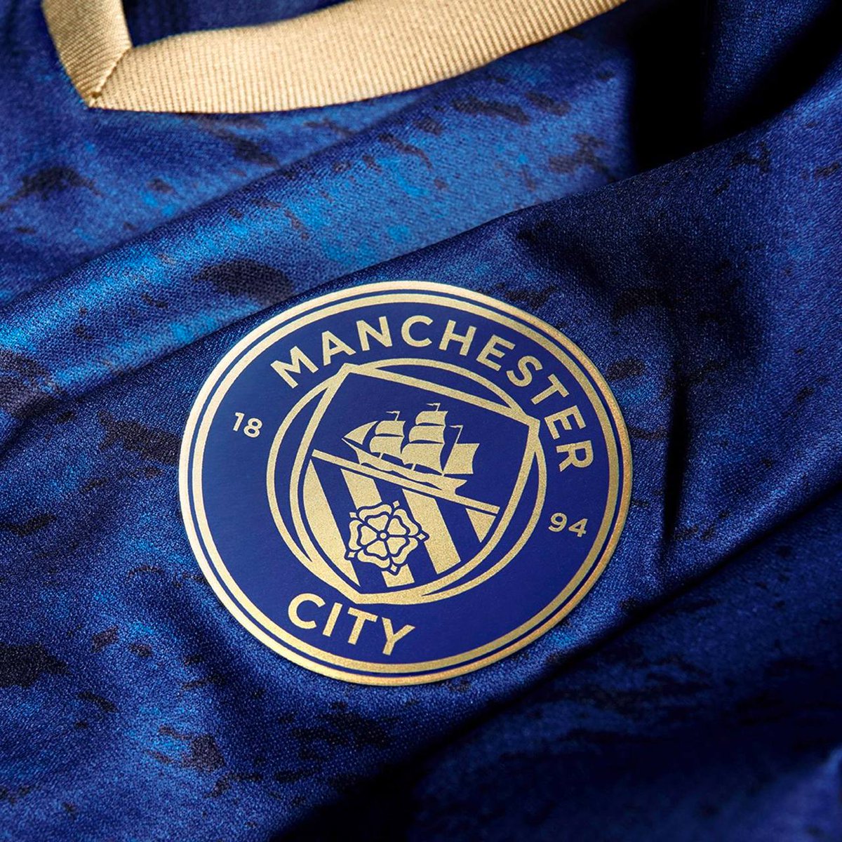 ActuFoot_'s tweet photo. Manchester City et Puma dévoilent un nouveau maillot pour le Nouvel An chinois. 💙🤩 https://t.co/EZwxNAG7Ov