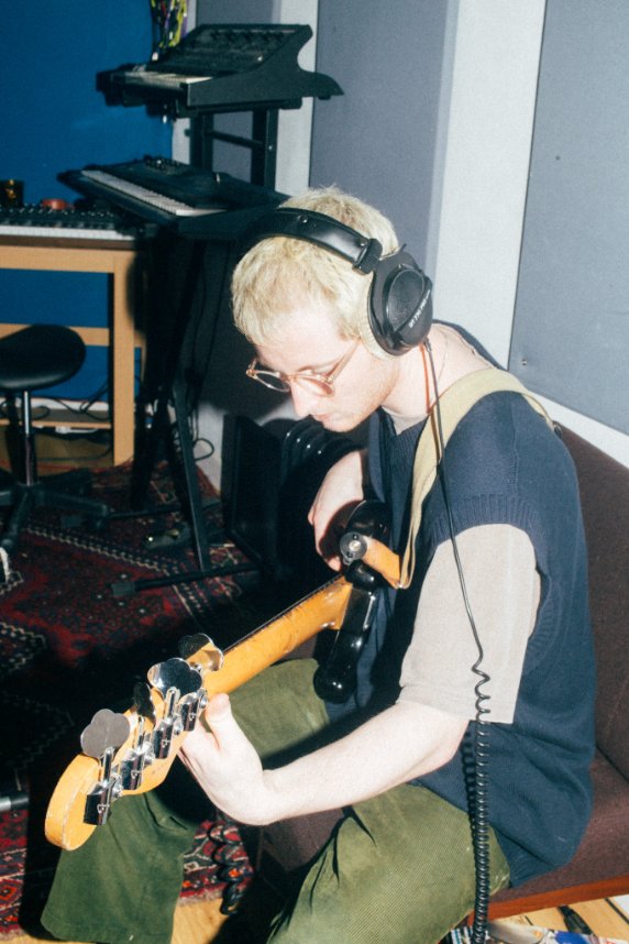 pbemusic's tweet image. 'More' is out today 🌸

Cheers to @chris_hawkins for the first spin on @BBC6Music this morning!

Recorded by us, 
Mixed and mastered by @DeanHoner, 
Additional vocals by Rose Keeler-Schaffeler.

fulltimehobby.ffm.to/pbemore