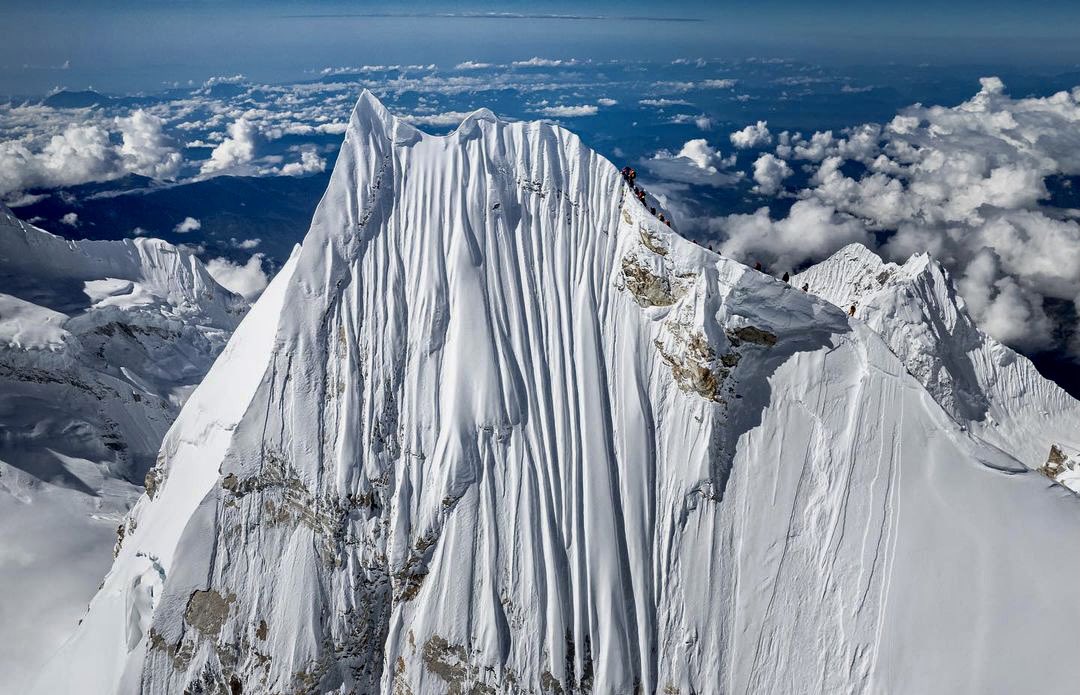 8000mThe's tweet photo. 🚨🏔L’exploit est immense. Au Népal (massif de l’Himalaya), 6 sherpas Népalais et un alpiniste Basque (Alex Txikon) ont réussi l’ascension du Manaslu en hiver (8163 mètres d’altitude), ce qui n’avait pas été fait depuis 39 ans et la «��1ère hivernale » du sommet ! Bravo! #montagne https://t.co/Imze4MDJfy