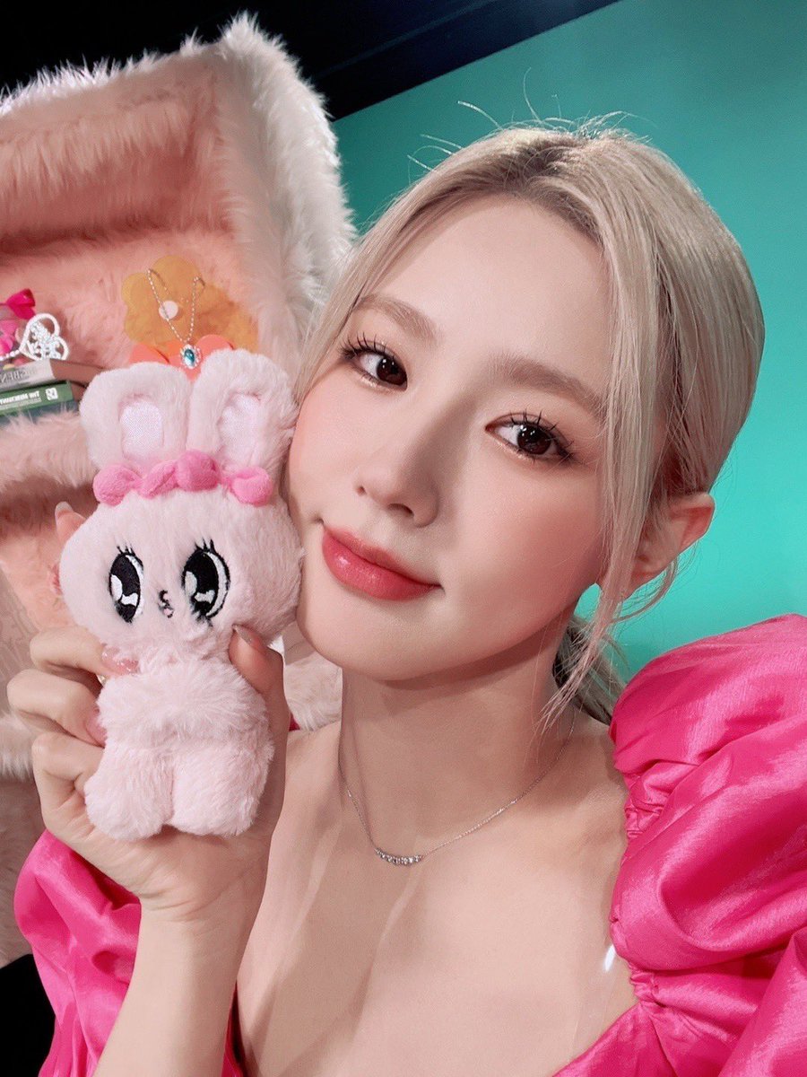 Image for [📻] Girls Miyeon: NAVER NOW. <Children of Rumors> Appearance Guide Miyeon of (G)I-DLE has started Naver Now's 'Children of Rumors'! The winter vacation ceremony of the 'children of rumor' full of love and memories 🥹 Let's be together with Myeonst until the end❤️💜 ▶ https://t.co/6ERsZdnNue GIDLE MIYEON https://t.co/6bCpdSt7GL
