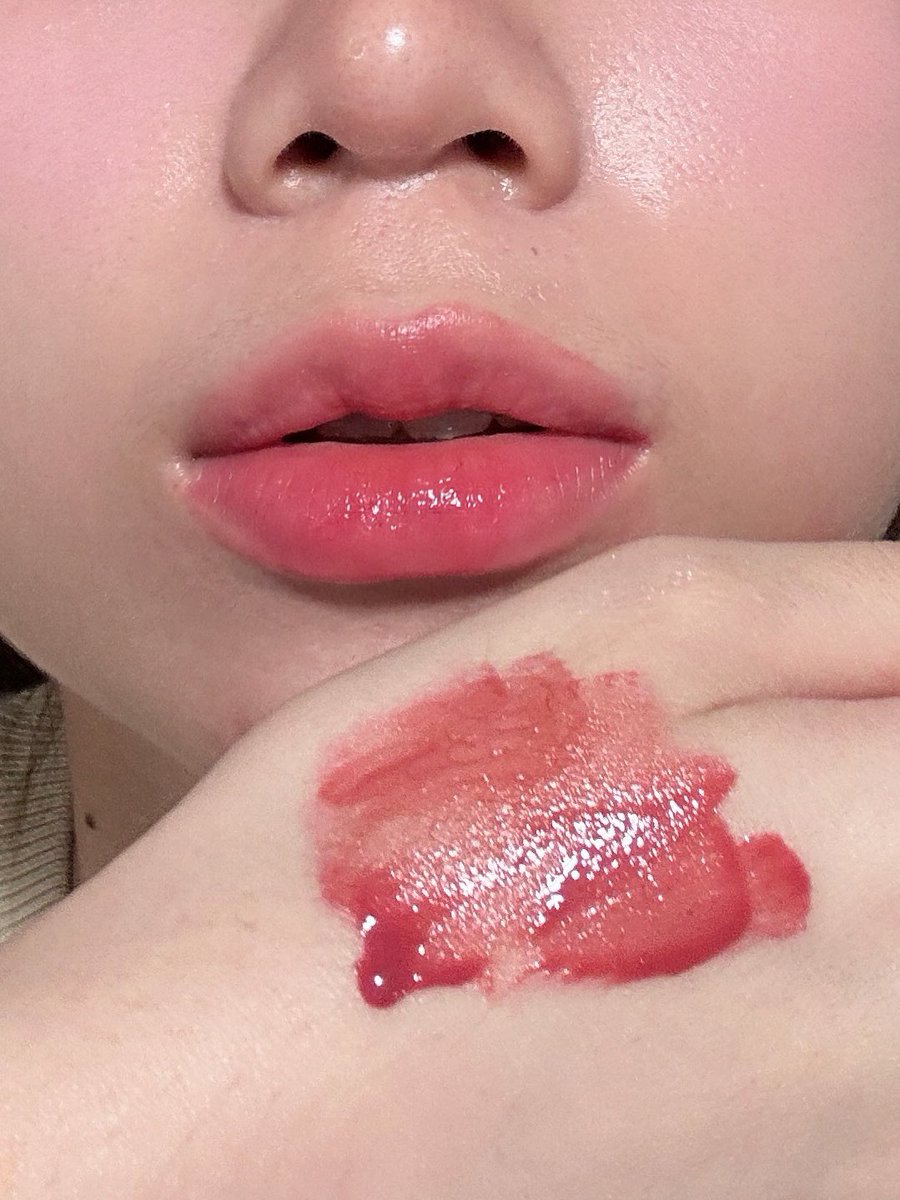 kittyxty's tweet photo. แกก็สวยเกินนนน มีพี่กระซิบมาว่าลิป 4u2 รุ่นนี้เนื้อดีมาก ชั้นก็เอาเลย เบอร์ 05 ชมพูวอนยองซะด้วย สรุปเนื้อดีจริงดีเกินราคาไปไกลลล ชีเป็นเนื้อวอเตอร์ ส่วนสีคือสวยตาแตก แก๊ 159฿ 🥹💖 https://t.co/d7CrjB4dmW