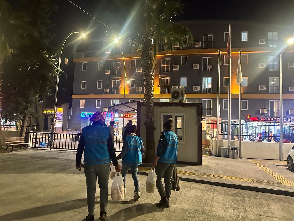 Ahmet Hamdi Akseki Yurdumuzun öğrencileri komşularıyla yemeklerini paylaştı.