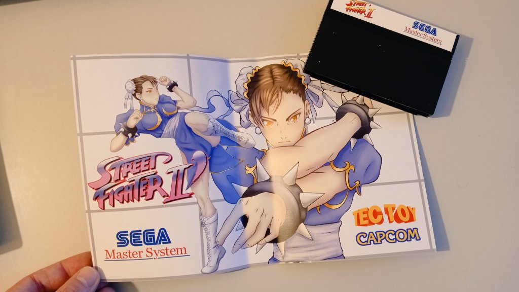 Super90sGames's tweet photo. Mil Gracias a @Grubscq por esta pasada de sorpresa navideña!!☺️🙌💚 Edición de #StreetFighter2 para #MasterSystem como nunca vimos en España, con la magia de @GMasterSystemII, el propio @grubscq con un diseño magistral del manual y unas ilustraciones preciosas obra de @MajinRoom https://t.co/kRHGmZOMSJ