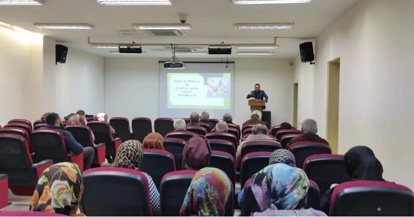 Toprakkale ilçemizde görev yapmakta olan okul yardımcı personelleri, kantin görevlileri, servis şoförleri ve güvenlik görevlilerine yönelik kurum personelimiz tarafindan Öfke ve Stres Yönetimi semineri gerçekleştirilmiştir. <a href="/toprakkalemem/">Toprakkale İlçe Milli Eğitim Müdürlüğü</a> <a href="/MebOrgm/">Özel Eğitim ve Rehberlik Hiz. Genel Müdürlüğü</a> <a href="/mramazanbarin/">Ramazan Barın</a> <a href="/osmaniyeilmem/">Osmaniye İl Millî Eğitim Müdürlüğü</a>