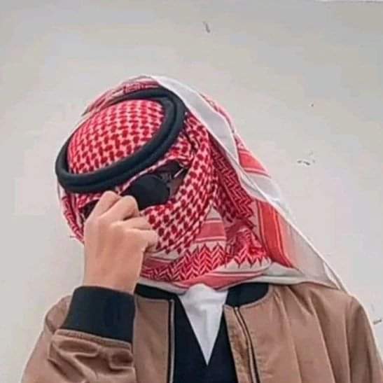 أواسيّ الناس وأجبّر في خواطرها 
والصدر ضايق  والعرب  مادرت به

والعين تذرف  دمعها  من محاجرها  
في وسط  ليل  هملتني  وسرت به 

قضيت ليلي انضم حروفي واناحرها
تعبت قوافي ابيات اجملها وارت به