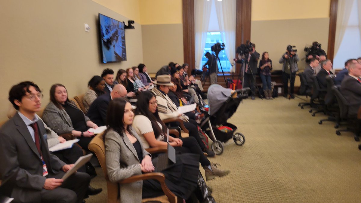 SEIU26's tweet photo. Overflow crowd for first #mnleg hearing of #DriversLicenseForAll in the MN House. Minneaotans are united in wanting this policy to pass to keep our families and communities safe. Sí Se Puede! https://t.co/tZ058d1JcS