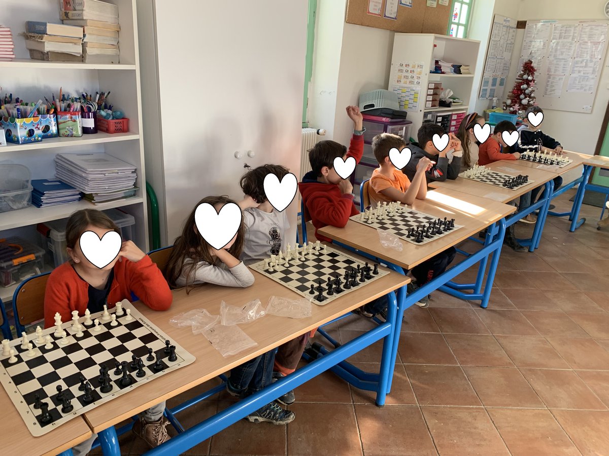 Ech_Ch_Hagetmau's tweet photo. Depuis mardi dernier, Grégoire (titulaire DIFFE) de l'échiquier Chalossais aide au lancement du projet #ClassEchecs à l'école Jeanne d'Arc d'Amou en intervenant 1h par semaine. Les enfants sont à fond !
Objectif participation à @QuotiChess pour la prochaine session !
@ffechecs https://t.co/xbdVexxtnQ