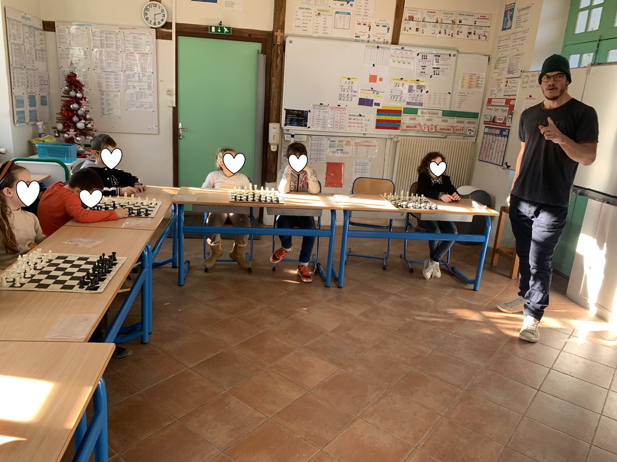 Ech_Ch_Hagetmau's tweet photo. Depuis mardi dernier, Grégoire (titulaire DIFFE) de l'échiquier Chalossais aide au lancement du projet #ClassEchecs à l'école Jeanne d'Arc d'Amou en intervenant 1h par semaine. Les enfants sont à fond !
Objectif participation à @QuotiChess pour la prochaine session !
@ffechecs https://t.co/xbdVexxtnQ
