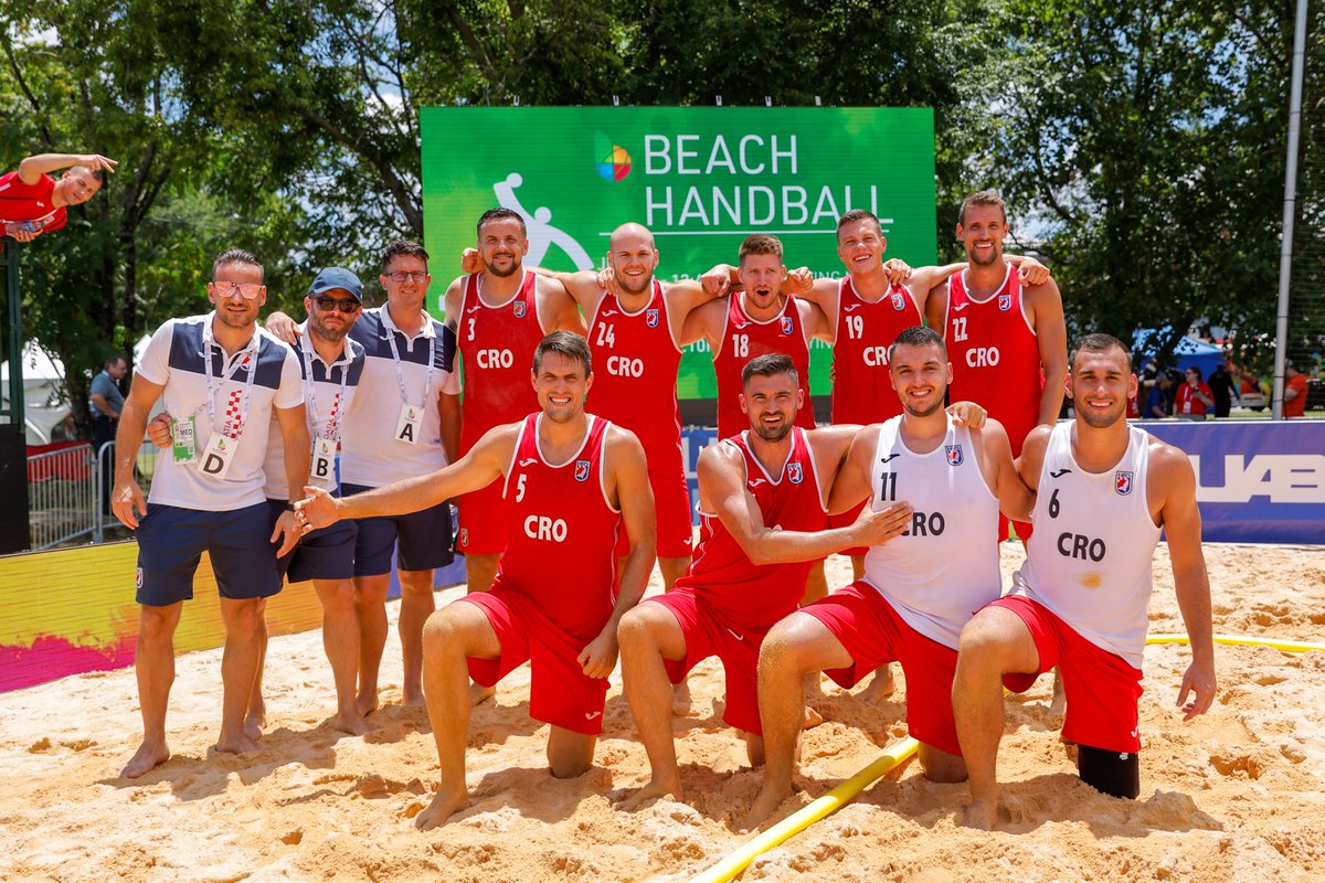 🇭🇷 #beachhandball men's senior team is nominated for ''The World Games Team of the Year 2022'' award. 😎

Don't miss your chance to vote ➡️ bit.ly/team-of-the-ye…
#crobeachahndball #rukometnapijesku 
📸 <a href="/kolektiffimages/">kolektiffimages</a>