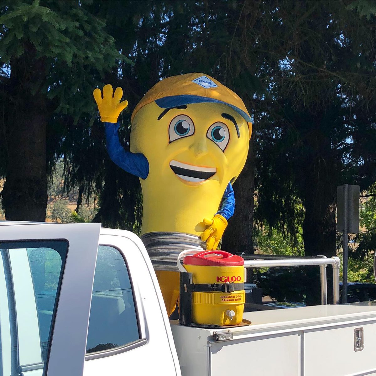 jamepdx's tweet photo. Thrilled to be returning to @POLITICO today as an energy reporter. I'll be authoring Morning Energy and stories with a focus on EVs.

Felt like the time to bring back this old pic of me as Larry the Lightbulb, from my days interning @portlandgeneral. Hello, energy world! 👋 https://t.co/t1IL11zlBE
