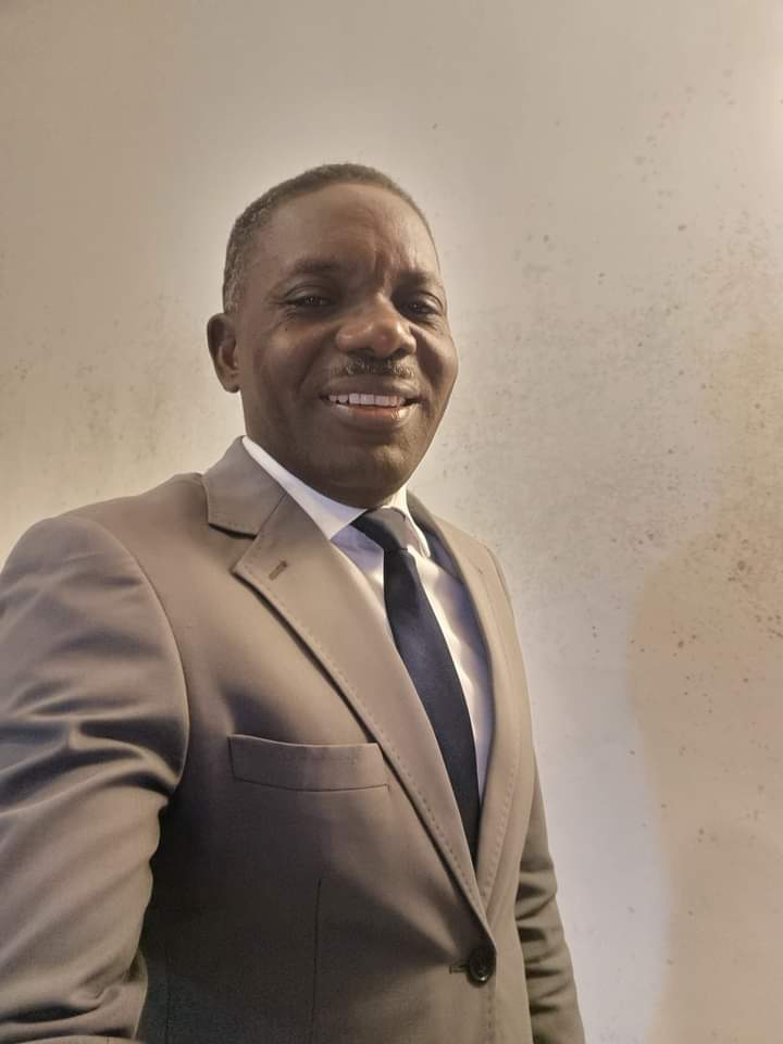 BongoBoussougou's tweet photo. Le #sacerdoce c'est d'abord être au service de ses compatriotes et  de son pays sans  contrepartie  ni honneur et   reconnaissance.C' est agir pour le mieux être des autres et  non de soi . https://t.co/OmyHKExJys