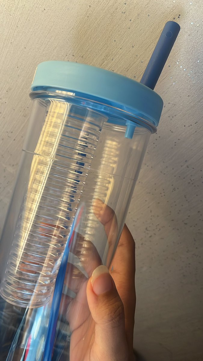 احب سارة والله طقمت لي زيها نفس الزمزميه🥹💙💙💙💙💙