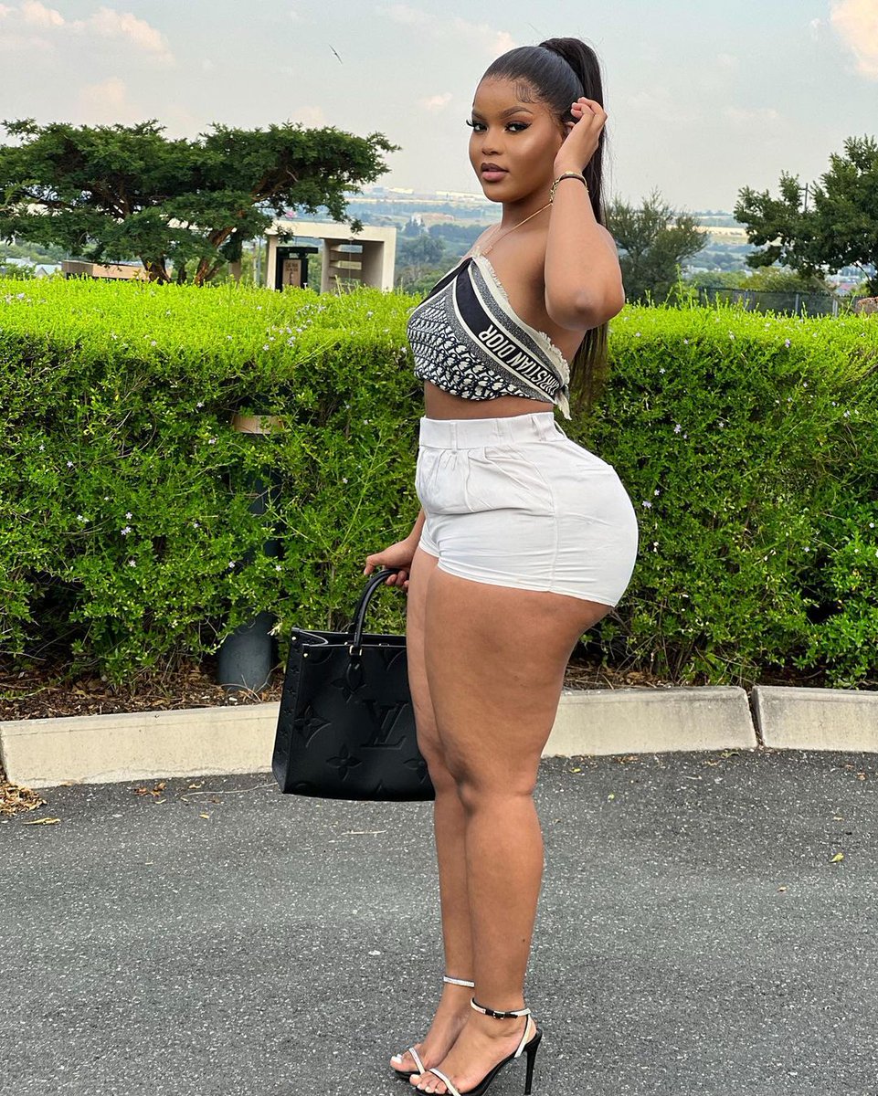 AfricaFactsZone's tweet photo. Studies show African men prefer curvy women. https://t.co/BOwALeihFT