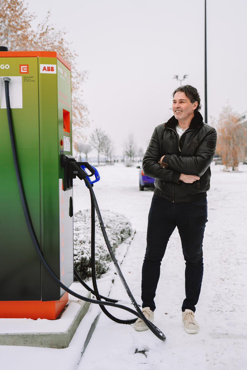 BaraPeterova's tweet photo. Sníh, dobrá nálada a hodně energie…nejen v dobíjecí stanici @SkupinaCEZ 😉 Tato v Tuchoměřicích, kousek od letiště, byla v červnu naší 400. Kdeže loňské sněhy jsou, protože dnes už jich máme bezmála 500! Jezdit bezemisně není žádná věda. 

#cistaenergiezitrka https://t.co/q7Ngzipx5i