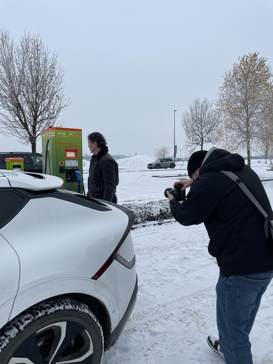 BaraPeterova's tweet photo. Sníh, dobrá nálada a hodně energie…nejen v dobíjecí stanici @SkupinaCEZ 😉 Tato v Tuchoměřicích, kousek od letiště, byla v červnu naší 400. Kdeže loňské sněhy jsou, protože dnes už jich máme bezmála 500! Jezdit bezemisně není žádná věda. 

#cistaenergiezitrka https://t.co/q7Ngzipx5i