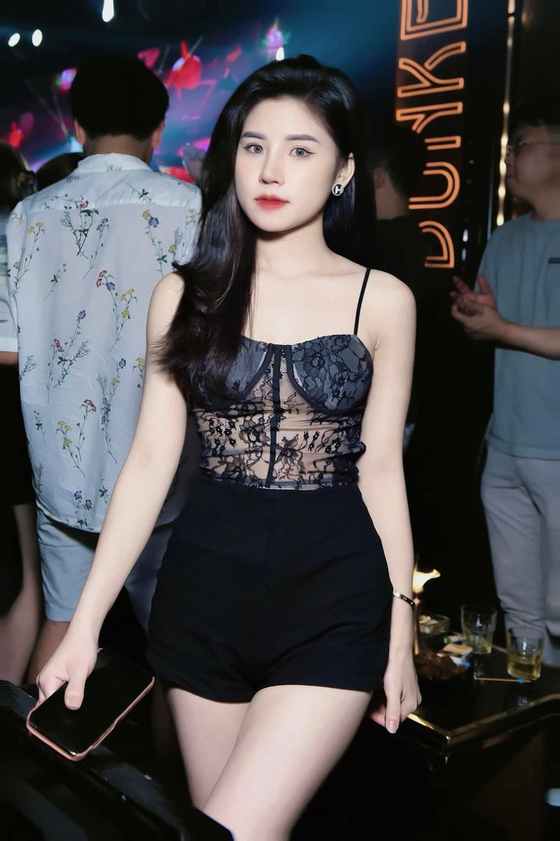 thutrang83868's tweet photo. Gặp nhau, quen nhau giữa biển người mênh mông chính là duyên, lưu lạc giữa hồng trần lại không lãng quên chính là duyên https://t.co/ce3rB9q3QX