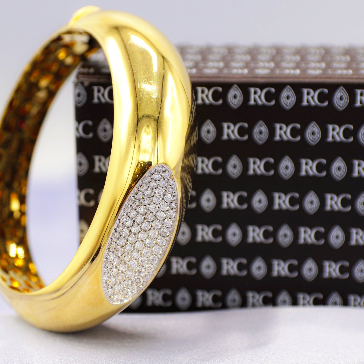 Get the best of both worlds with glitter & gold! #samuelsons #bracelet #banglebracelet #gold #diamonds #designerjewelry #robertocoin #18karat #samuelsonsdiamonds