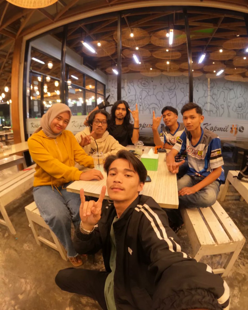 Indahnilamsari_'s tweet photo. Kenal banyak orang yang berbeda mengajarkan kita apa itu Circle 🤭🔥 #byefake https://t.co/RnAE9Wwgx7