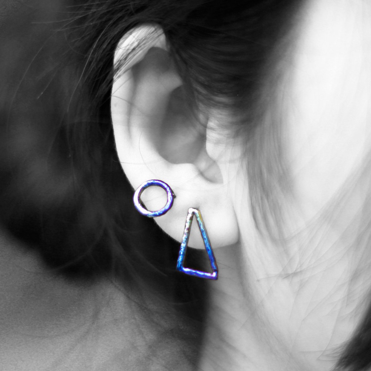 孔雀の羽や貝殻の輝きと同じ、「構造色」をしたアクセサリーを作っています。
#グラデーション #チタン #チタンピアス #金属アレルギー対応 #スタッドピアス #プレゼント #ギフト