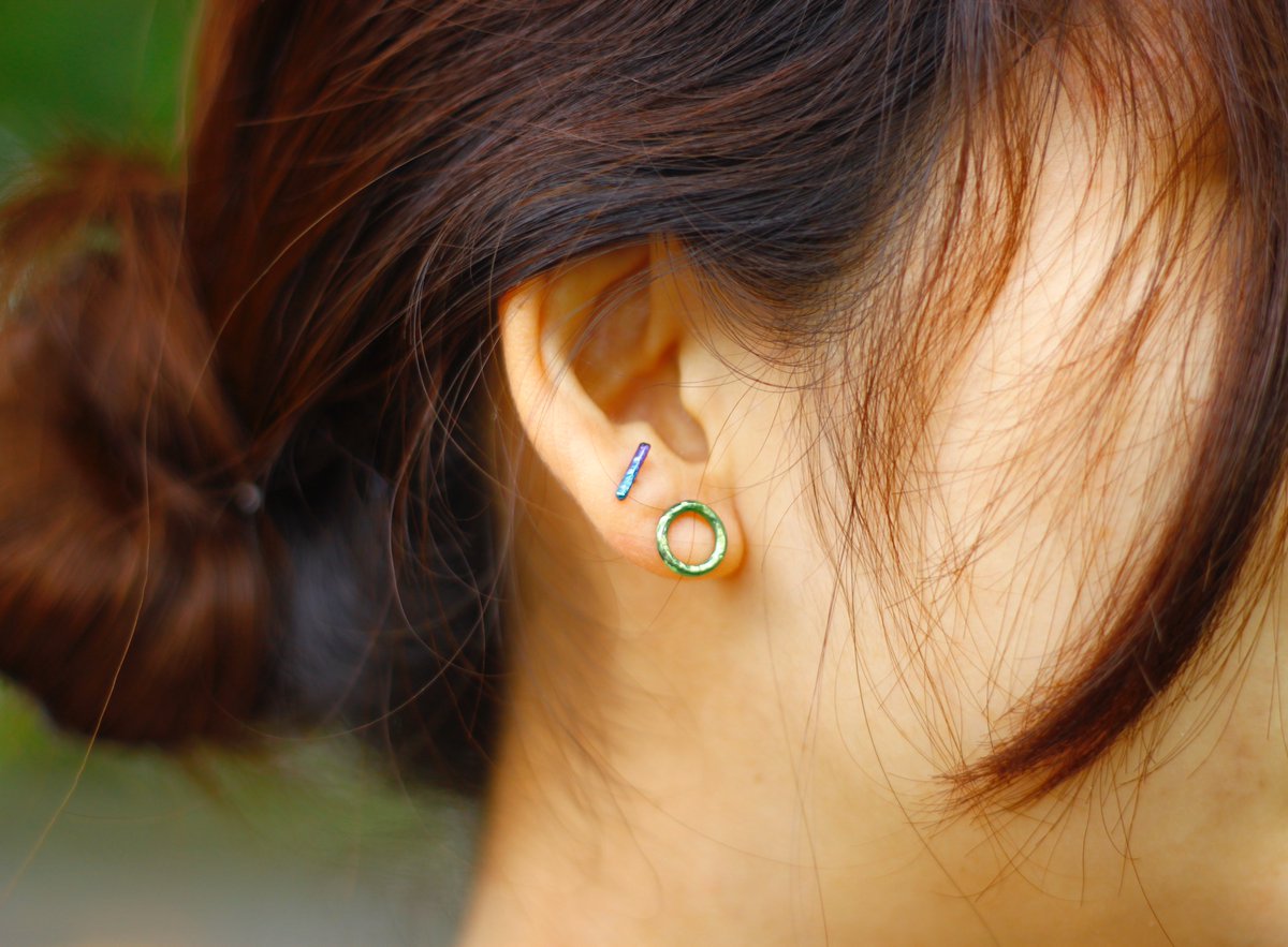 グラデーションカラーの小枝ピアスの着用イメージ♪

大きさ1cmほどで小ぶりなので、他のピアスと一緒につけるのも◎！