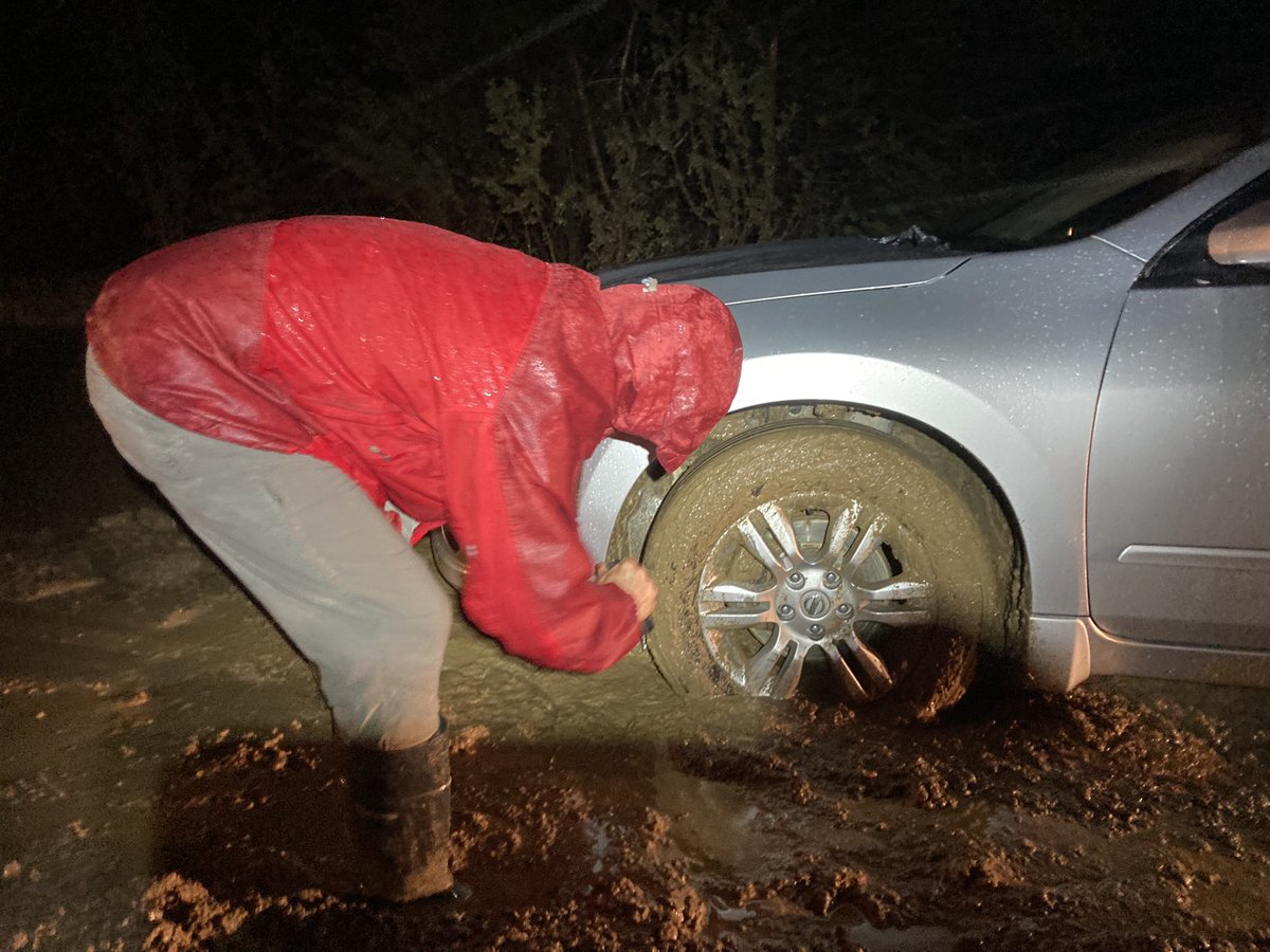 OjaiSar's tweet image. Last night @ojaisar was out helping evacuate residents on Creek Rd in poor conditions. One of our evac teams came across a stuck vehicle. With mud and water quickly rising, we carried the driver to our SAR truck and drove out of danger.
#ojaisar #sar  #VCSheriff