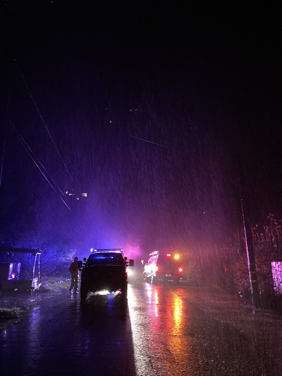 OjaiSar's tweet image. Last night @ojaisar was out helping evacuate residents on Creek Rd in poor conditions. One of our evac teams came across a stuck vehicle. With mud and water quickly rising, we carried the driver to our SAR truck and drove out of danger.
#ojaisar #sar  #VCSheriff