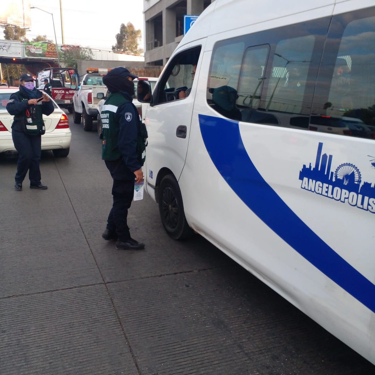 #AHORA| En conjunto con <a href="/SSPGobPue/">Secretaría de Seguridad Pública</a>, <a href="/MTGobPue/">Secretaría de Movilidad y Transporte</a> y @FuncionGobPue, continuamos con la campaña de concientización sobre la importancia de la #VerificaciónVehicular para el cuidado del medio ambiente, en diferentes puntos de la zona metropolitana de Puebla.