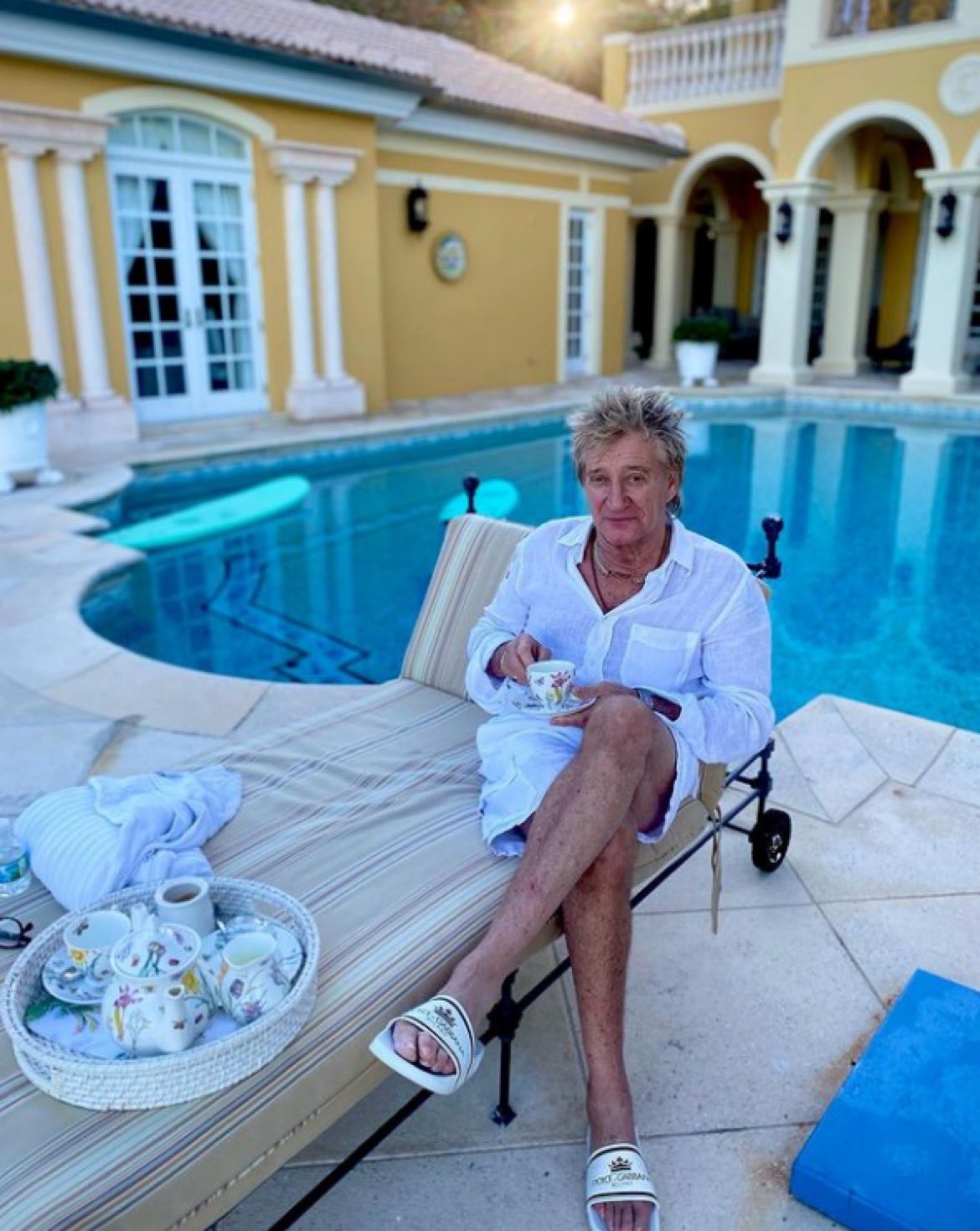 Happy 78th birthday to Rod Stewart. 