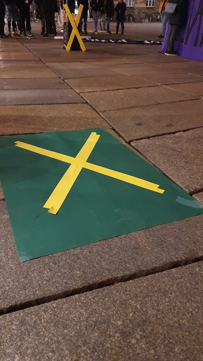 FFFChemnitz's tweet photo. Es gibt viele Redebeiträge. Viele Menschen sind wütend über die drohende Räumungen!
#c1001 #LuetzerathUnraeumbar #heibobleibt https://t.co/2koHwOv0ka