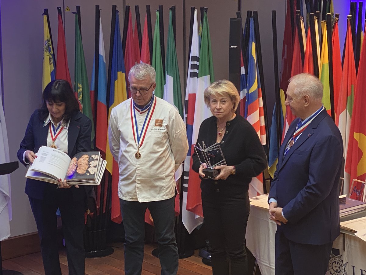 catherine_dumas's tweet photo. A l'Institut Le Cordon Bleu #Paris15, que dirige le chef Eric Briffard, pour participer à l'édition 2022 Prix du Livre @SocieteMOF que préside Jean-François Girardin. Remise du Prix Tradition Artisanale à Frédéric Lalos, MOF 1997 en Boulangerie, pour son livre « La Boulangerie ». https://t.co/1m0IqHBGaQ