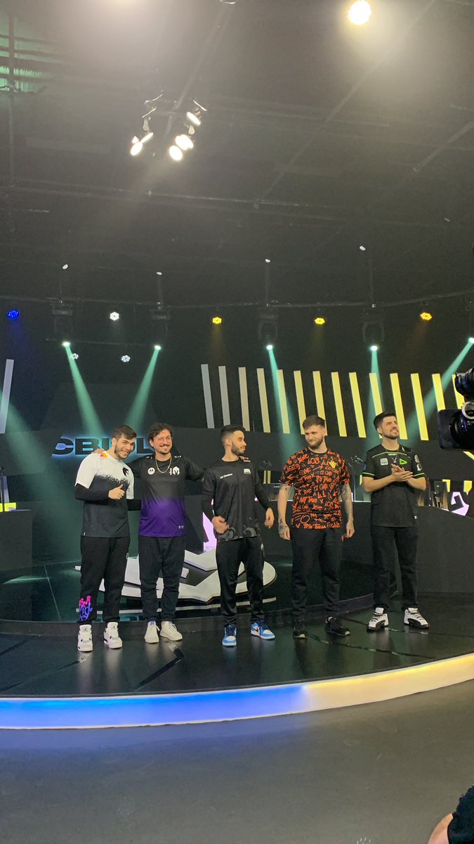 larixavier___'s tweet photo. E aí, pra quem vai sua torcida?
#TeamRobs ou #TeamDynkas
#SK2033 #cblol ❤️🔥 https://t.co/EsCorrKior