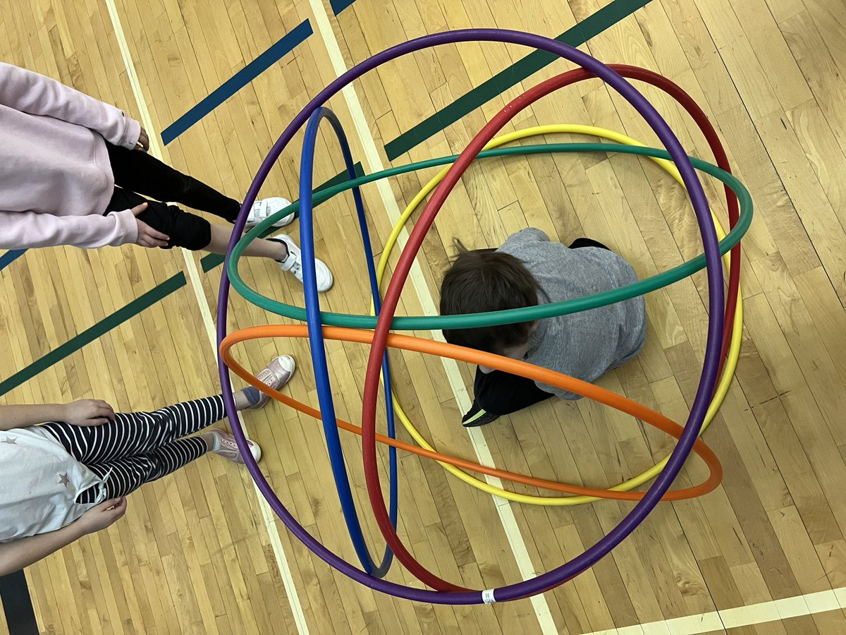 Grades 1/2 working as architects in Phys. Ed. class today building Hula Huts! Great verbal (and non-verbal) communication happening here! And fun of course, always fun. #watchuslearn #tcrce #MCSGophers