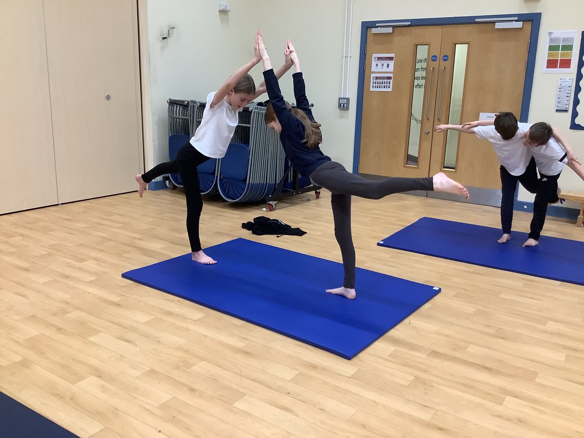 staynorHprimary's tweet photo. Team Calder focused on counter tension and counter balances in gymnastics in #PE this afternoon. We explored various shapes and balances before creating our own partner sequences which we then performed to other members of the team 🤸🏻‍♀️🤸🏻 @eboractrust @MrJeff85 #staynorPE #PESSPA https://t.co/qU3jfnd6Ur