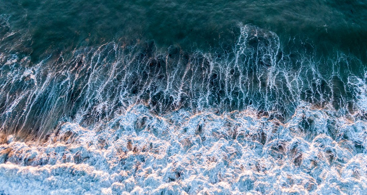 RupertCleese's tweet photo. For me the composition of this feels a little unsettling- but every time I cropped or rotated or tried to make it nicer I just lost all feeling for it…Art needs to make you feel something right?
OCEAN ABSTRACTION #2 https://t.co/5yktoOtFUo