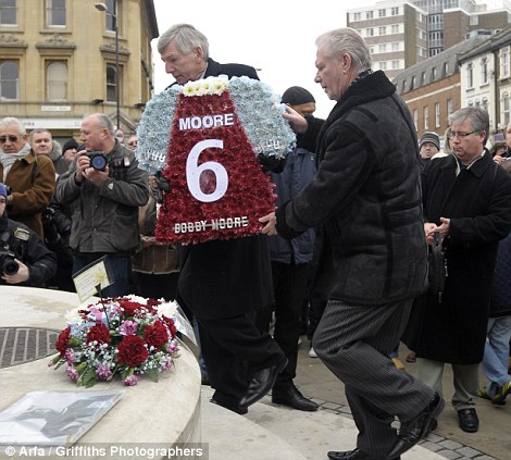 It will be 30 years ago on the 24th February that Bobby Moore died. The photo below - Martin Peters and David Gold - was taken on the 20th Anniversary in 2013 on what I can assure you was a very cold Sunday morning ⚒️🏴󠁧󠁢󠁥󠁮󠁧󠁿