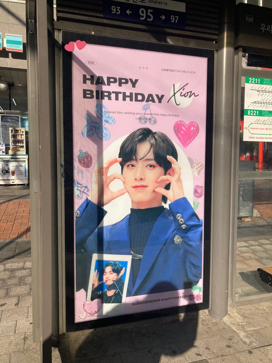 uneum_321's tweet photo. 《현대벤처빌.현대썬앤빌》 (쉘터 광고1)
여기는 기여운듯💕이번 광고 중에서 특히 핑크 배경이 제일 예쁜 느낌이었는데 뭔가 다른 광고들은 ���투명 느낌인데 혼자서 불투명이어서 그런 것 같기도 하구,, 
다만 다 짱 이뻤어요！💜

#시온하지만_따뜻한_하루
#HAPPYXIONDAY
#시온아_앞으로도꽃길만걷자 https://t.co/gZB6aT6PdC